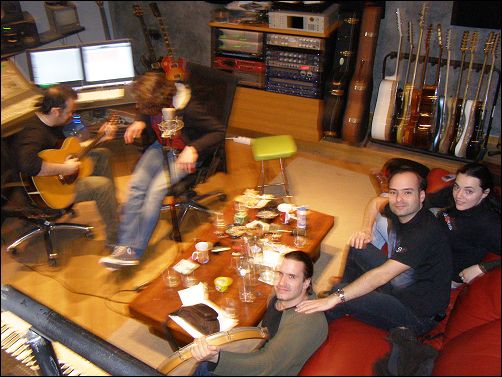 Τα μέλη του MusicHeaven που πήραν τη συνέντευξη: Beatlus, Jorge, XeniaRodo.