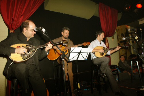 Μαζί με το Μανώλη Καραντίνη  στη Μουσική σκηνή "Πλατώ" στη Θεσ/νίκη το χειμώνα του 2006.Στη μέση είναι ο κιθαρίστας Κώστας Ματσίγκος