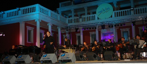 Μαζί με το Μίμη Πλέσσα και τον Κώστα Μακεδόνα από τη συναυλία του Πλέσσα στις εκδηλώσεις "Παρά θιν