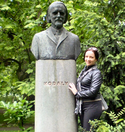 Η Marta Sebestyen δίπλα στην προτομή του Zoltan Kodaly, στο νησί της Μαργαρίτας μέσα στον Δούναβη.
