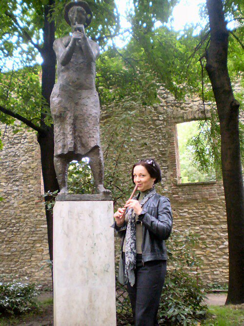 Η Marta Sebestyen με το φλάουτό της, δίπλα σε άγαλμα… φλαουτίστα, στο νησί της Μαργαρίτας, στη Βουδαπέστη