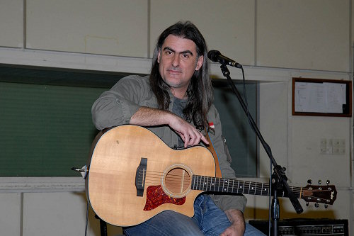 Ο Φίλιππος Πλιάτσικας με την κιθάρα του, μάρκας Taylor.