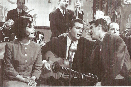 Καζαντζίδης - Μαρινέλλα και ο Νίκος Κούρκουλος τραγουδούν Ποιος δρόμος είναι ανοιχτός στην ταινία Οι αδίστακτοι το 1965