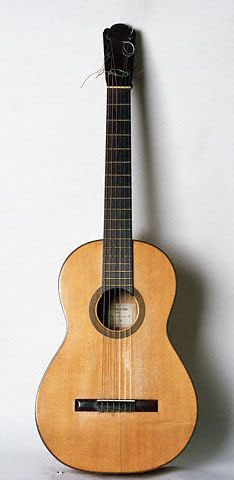 Η κλασσική κιθάρα που κατασκευάστηκε στην Σεβίλλη από τον Antonio de Torres το 1860.
