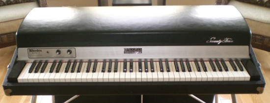 Επανακυκλοφορία (1979) του MK I Suitcase 1973 ηλεκτρικού πιάνο της CBS/Rhodes. Την εποχή εκείνη οι πωλήσεις ενός Rhodes ανερχόταν σ τα 50 τεμάχια την ημέρα