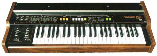 Ο VP-330 Vocoder Plus της Roland. Πρόκειται για keyboard vocoder που κυκλοφόρησε μεταξύ 1979-1980 και αποτέλεσε παραλλαγή του RS505 Paraphonic string synth στην οποία τα φίλτρα είχαν αντικατασταθεί από κύκλωμα vocoding 10 περιοχών. Πρόσφατα η Hollow Sun δημιούργησε και κυκλοφόρησε στην αγορά βιβλιοθήκη δειγμάτων (sample library) του VP-330 σε φορμά Kontakt 3, EXS24 και S5/6000.