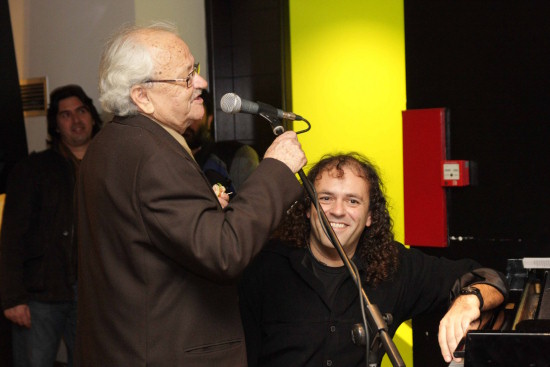 Ο συνθέτης με τον πατέρα του, Γιάννη Πλατύραχο