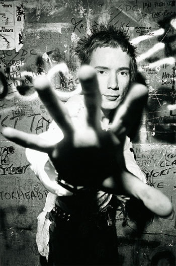 Ο Johnny Rotten των Sex Pistols με τιμητική διάκριση από την ΒΜΙ!