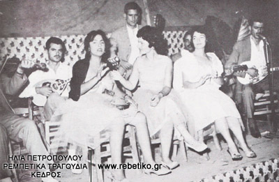 Ο Μίμης Ξαπλαντέρης (δεξιά) στο συγκρότημα του Πατριαρχέα στην Καλαμάτα (1959).