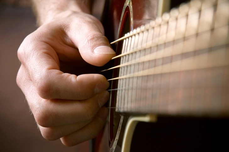 Πως τα νύχια του δεξιού χεριού βελτιώνουν τον ήχο της ακουστικής κιθάρας