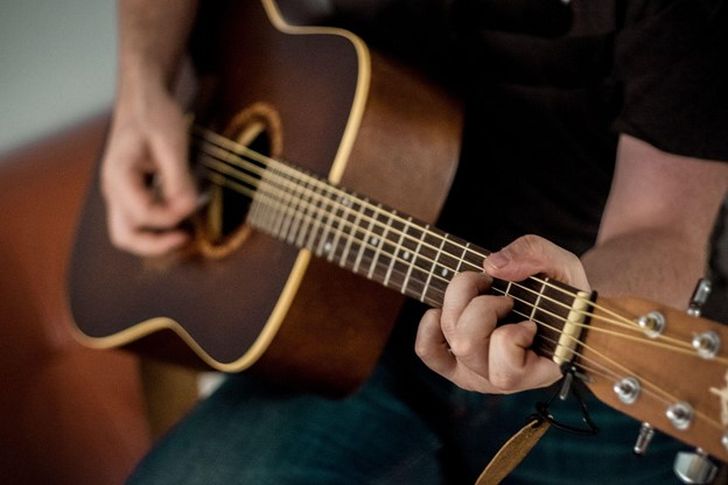 Πόσο καιρό χρειάζεται κάποιος ιδιαίτερα μαθήματα κιθάρας για να γίνει επαγγελματίας κιθαρίστας;