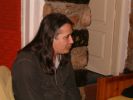 Μάρτιος 2004. Ο Παντελής Θαλασσινός μας υποδέχεται στο σπίτι και στούντιό του. Μας παραχωρεί συνέντευξη και μας τραγουδά αποκλειστικά τραγούδια του δίσκου που ετοιμάζει, για τους 12 μήνες του χρόνου. 
Φωτ. Μιχάλης Αλιάγας