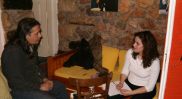 Μάρτιος 2004. Ο Παντελής Θαλασσινός μας υποδέχεται στο σπίτι και στούντιό του. Μας παραχωρεί συνέντευξη και μας τραγουδά αποκλειστικά τραγούδια του δίσκου που ετοιμάζει, για τους 12 μήνες του χρόνου. 
Φωτ. Μιχάλης Αλιάγας